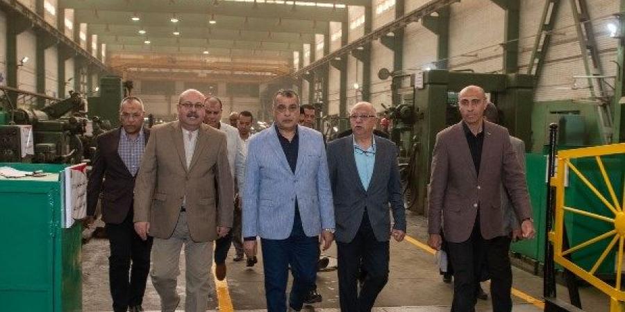 وزير الإنتاج الحربي يتفقد مصنع 99 الحربي ويؤكد سعى مصر لجذب الاستثمارات وتعزيز الشراكات الصناعية