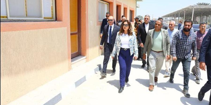 وزيرة التنمية المحلية توجه بسرعة تشغيل مشروعات "حياة كريمة" بالجيزة