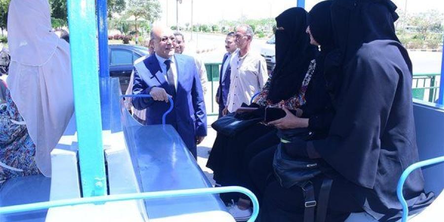 رئيس جامعة سوهاج يستقل قطار "الطفطف" مع الطلاب ويوجه بتخصص مقاعد لذوي الهمم