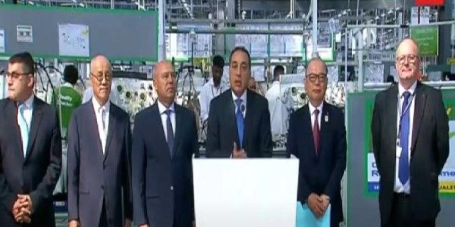 مدبولي: 12 ألف عامل مصري ونسبة السيدات 40% بمصنع الأنظمة السلكية الكهربائية