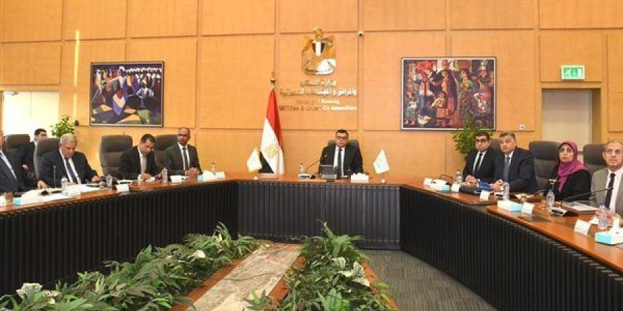 وزير الإسكان يتابع مشروعات مياه الشرب والصرف الصحي بالغربية ودمياط