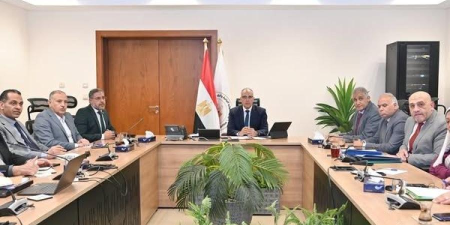 وزير الري يتابع تطوير إدارة المياه بالذكاء الاصطناعي وإحلال بوابات الترع لضمان التحكم الكامل