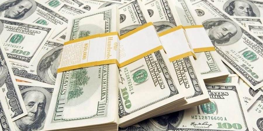 الدولار يواصل التراجع أمام الجنيه مسجلًا 49.90 جنيهًا للبيع