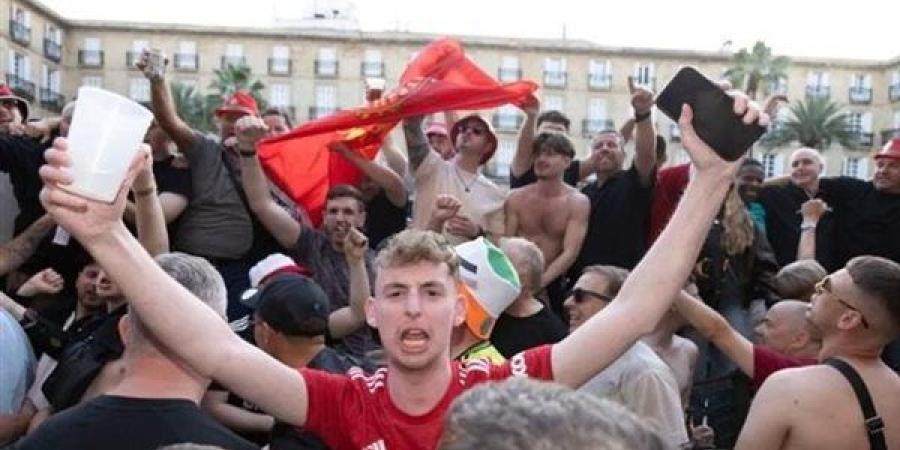 فوضى في شوارع بلباو.. طاولات ومشروبات تُستخدم كأسلحة قبل نهائي الدوري الأوروبي