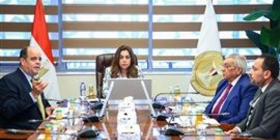وزيرة التنمية المحلية تتابع جهود تحسين مستوى خدمات النظافة في محافظتي القاهرة والجيزة