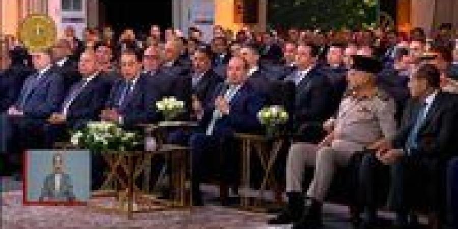 الرئيس السيسي للمستثمرين والوزراء: عايزين نحط إيدينا في إيد بعض