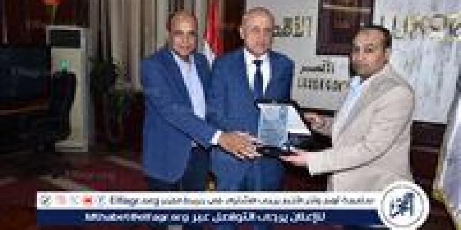 محافظ الأقصر يلتقى اتحاد شباب العمال لبحث التعاون فى المبادرات الخدمية