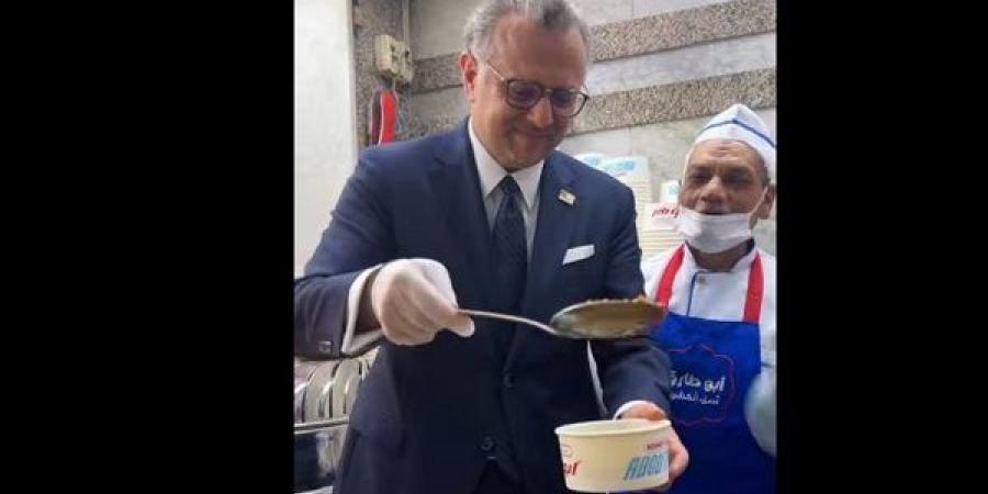 كبير مستشاري ترامب يحصل على وجبة كشري خلال زيارته للقاهرة.. فيديو