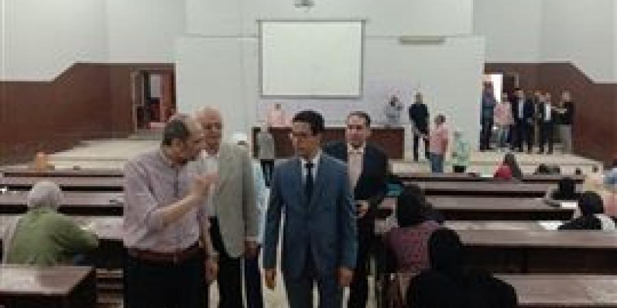 رئيس جامعة بنها يتفقد سير الامتحانات بكليتي الآداب والتجارة
