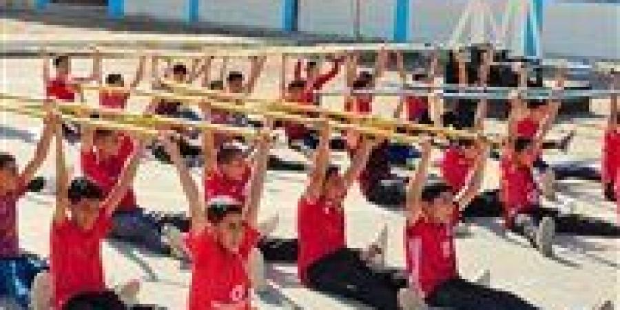 محافظ كفرالشيخ وقائد قوات الدفاع الشعبي والعسكري يتفقدان فصول محو الأمية