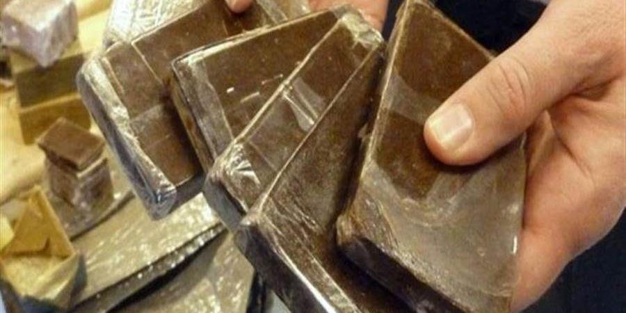 أمن القاهرة يضبط تاجر مخدرات بـ 13 كيلو حشيش في حلوان