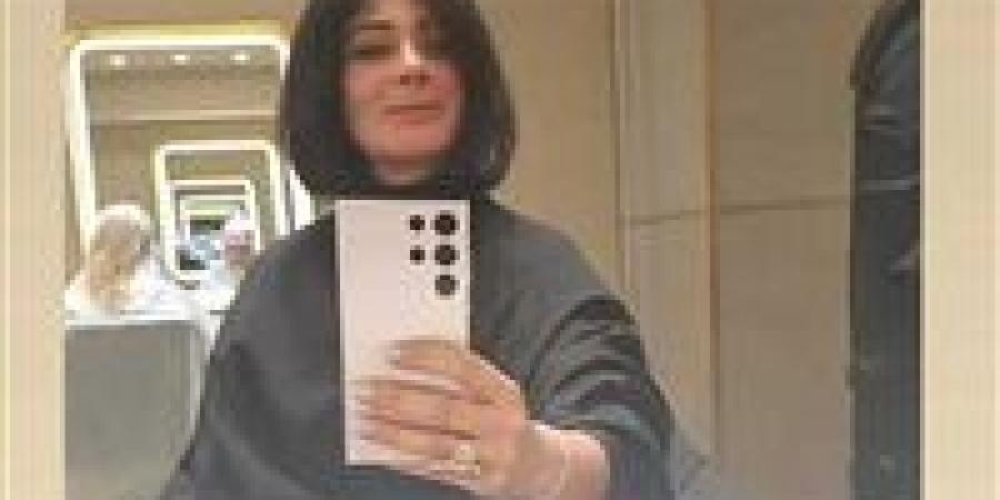 "قصة شعر" مني زكي تشعل مواقع التواصل الاجتماعي وتثير تساؤلات الجمهور