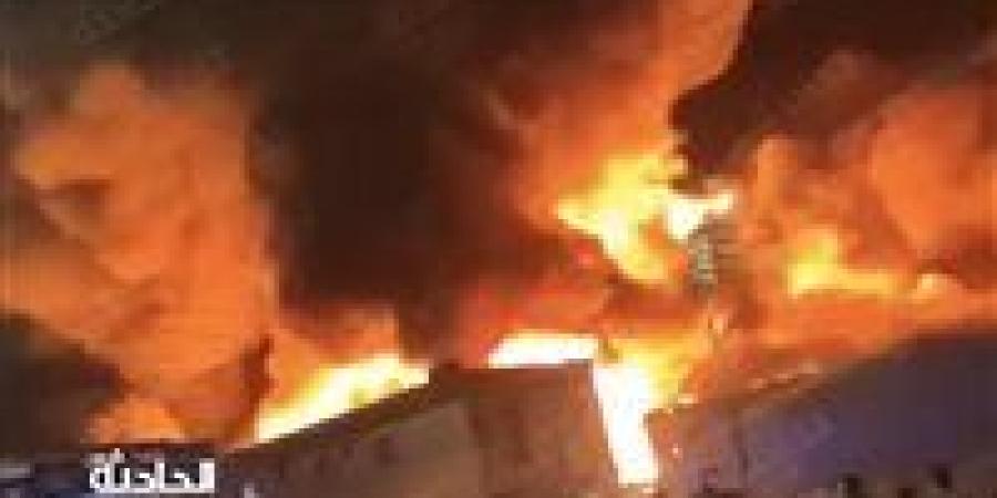 حريق المدينة الصناعية ببلطيم.. ألسنة اللهب تلتهم المراتب والإسفنج والحماية المدنية تكافح|صور