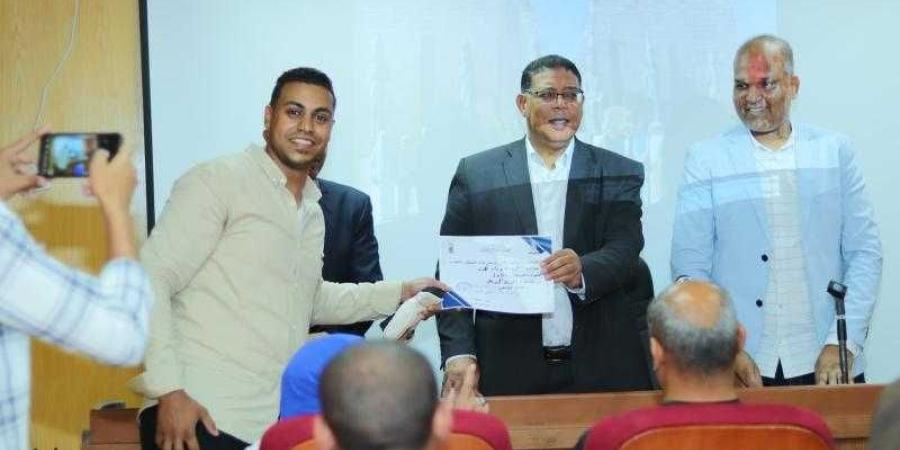 تكريم الطلاب المتميزين بكلية الآثار بجامعة ...