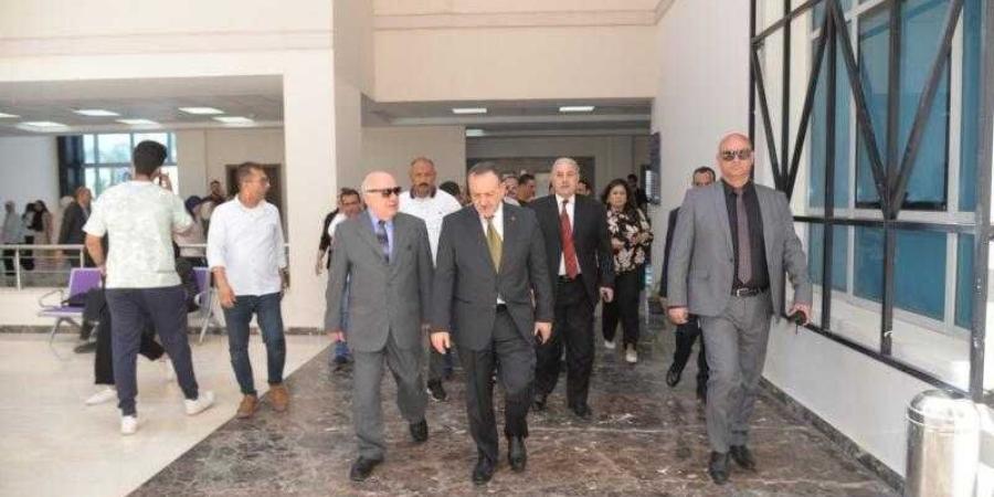 محافظ أسيوط يزور جامعة بدر ويتفقد قافلة طبية مجانية ومعرضاً فنياً لطلاب الفنون التطبيقية
