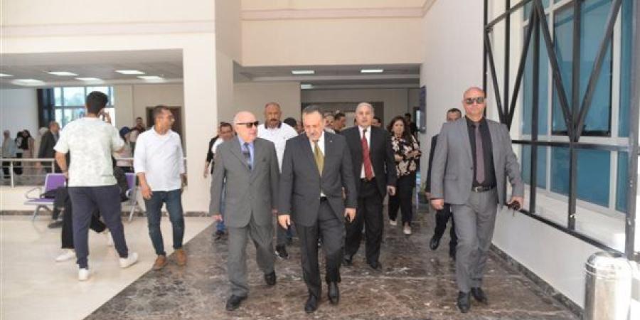 محافظ أسيوط يزور جامعة بدر ويتفقد قافلة طبية مجانية بالتعاون مع الصحة