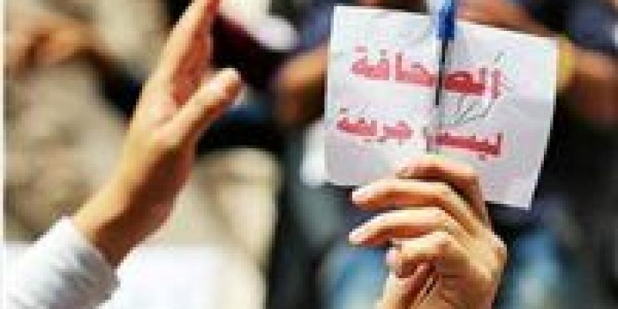 الحوثيون والصحافة في اليمن.. عقد من القمع الممنهج وتكميم الأفواه