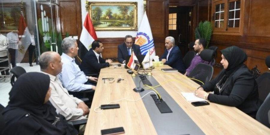 عبر «الفيديو كونفرانس».. محافظ قنا يناقش خطط إزالة التعديات واستعدادات عيد الأضحى المبارك