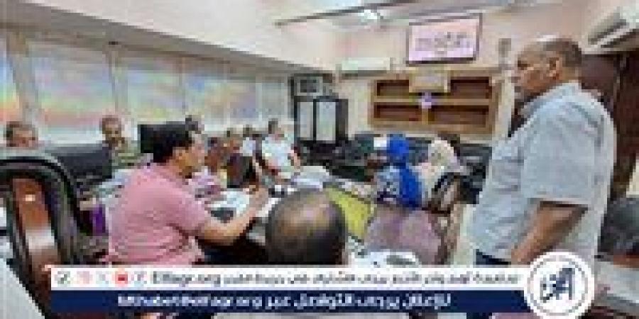 مدير تعليم سوهاج يتابع انتظام امتحانات العملى للدبلومات الفنية بغرفة العمليات المركزية