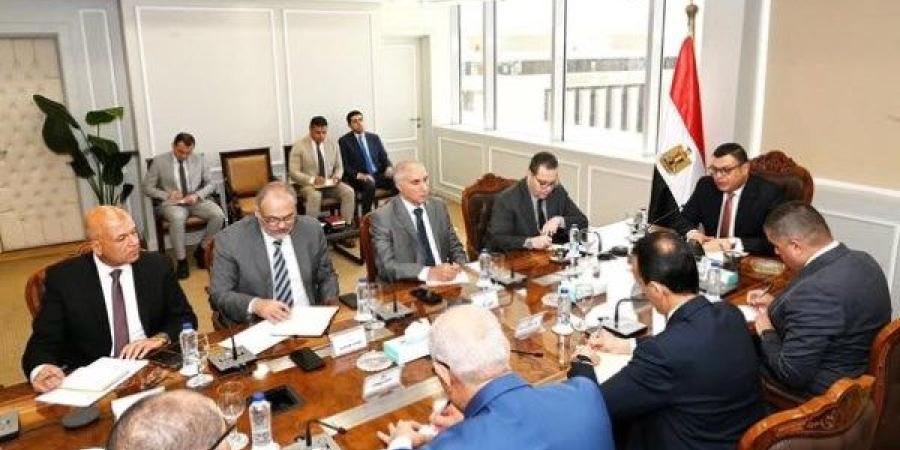 وزير الإسكان يعقد اجتماعا مع نواب ومساعدي هيئة المجتمعات العمرانية الجديدة