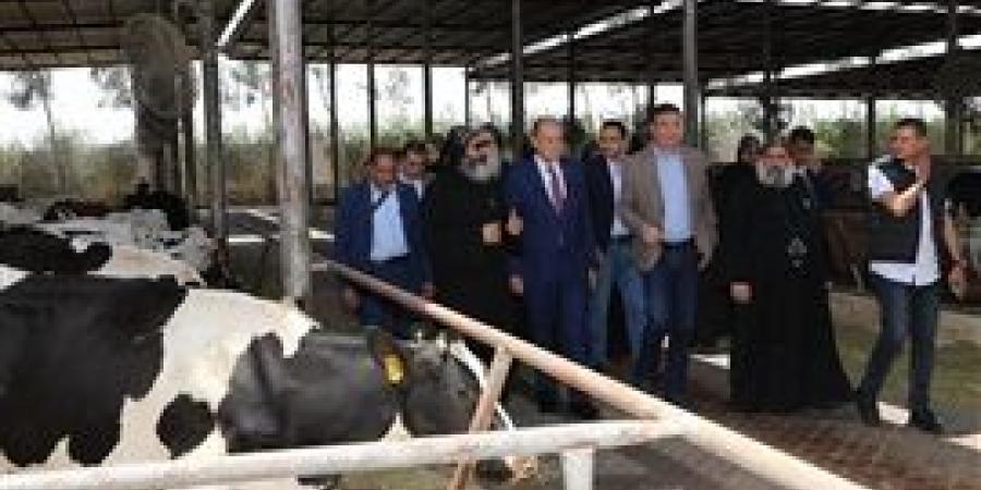 وزير الزراعة يتفقد المزارع والمشروعات الإنتاجية بدير مارمينا بالإسكندرية