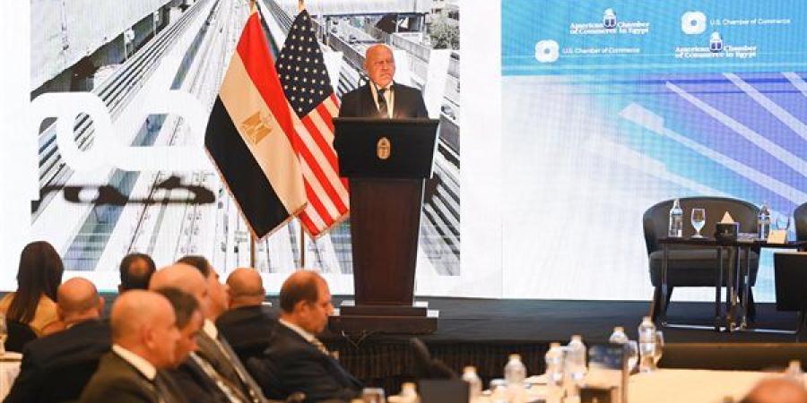 كامل الوزير يستعرض الإنجازات في قطاعي الصناعة والنقل والفرص الاستثمارية المتاحة