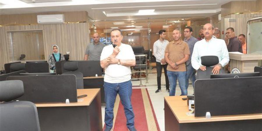 محافظ أسيوط يتابع من داخل مركز السيطرة جهود إخماد حريق بحظائر مواشي بأبوتيج