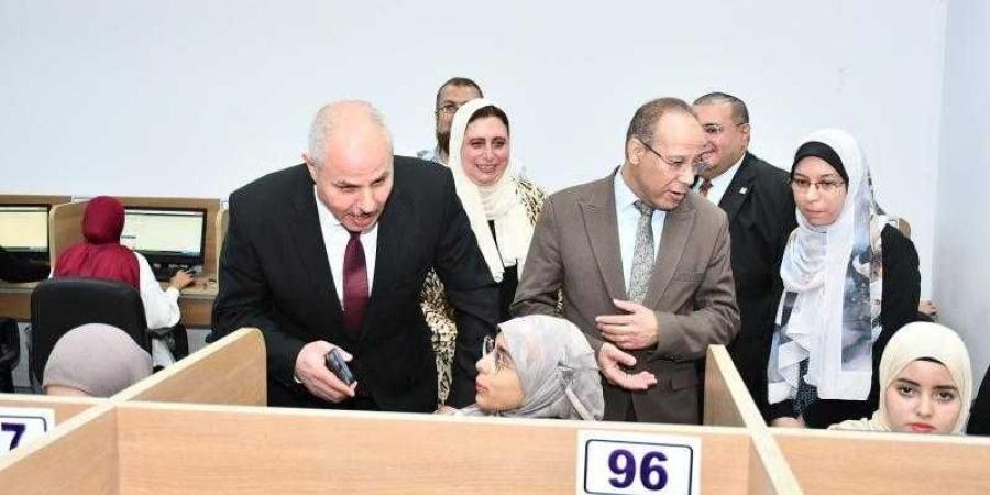 رئيس جامعة قناة السويس يتابع سير الاختبارات الإلكترونية بكلية الصيدلة