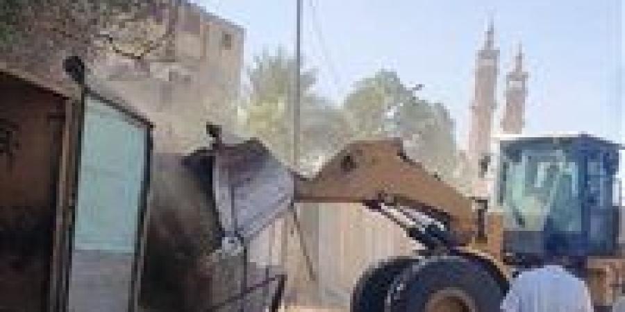 محافظ أسوان أثناء جولته الميدانية بكوم أمبو.. إزالة لأكشاك المخالفة وتكثيف الجهود للنظافة العامة ورفع الإشغالات