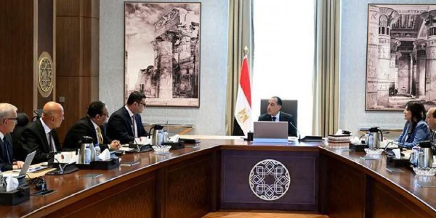 رئيس الوزراء يتابع الموقف التنفيذي لمنظومة مياه الشرب والصرف الصحي بمدن شرق وغرب القاهرة