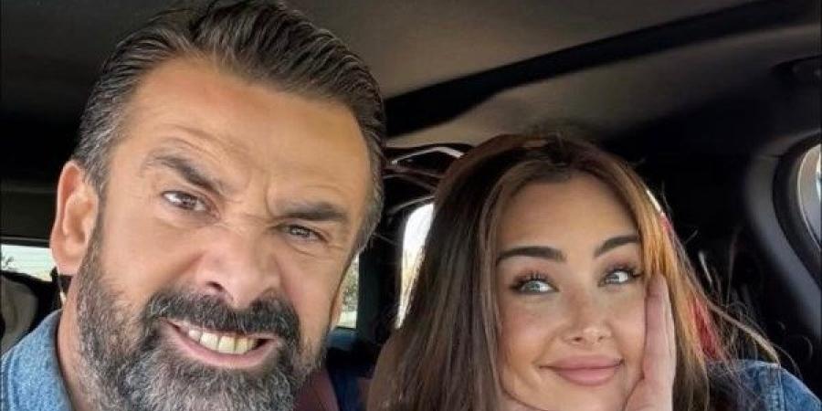 هنا الزاهد تشارك صورا مع كريم عبدالعزيز من ختام مسرحية الباشا
