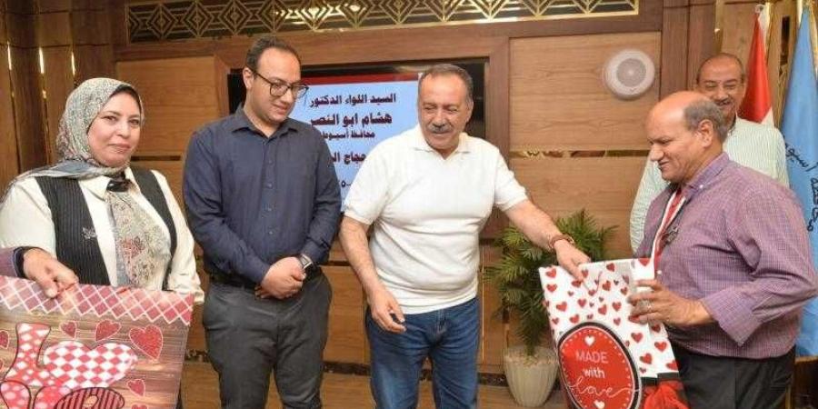 محافظ أسيوط يسلم 320 حاجًا من الجمعيات الأهلية ...