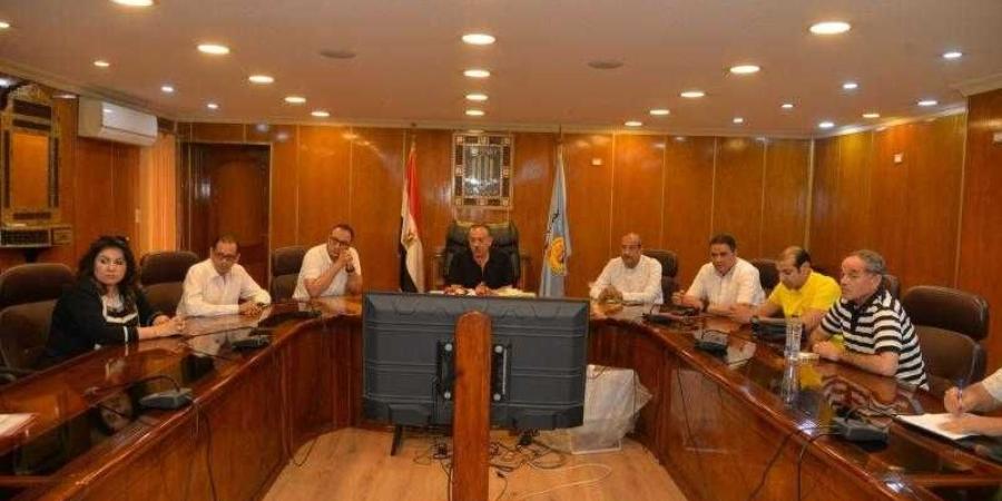 محافظ أسيوط يعقد اجتماعًا مع مسئولي الجمعيات ...