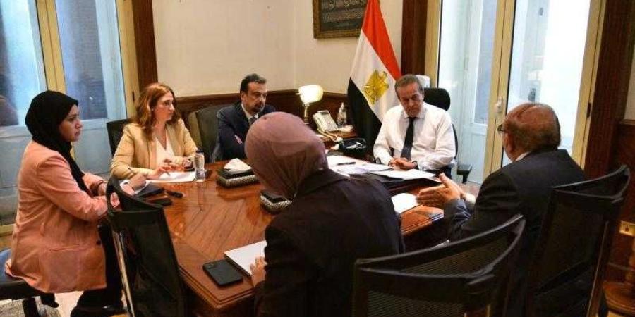 وزير الصحة يبحث مسارات التعليم التخصصي والدراسات العليا للأطباء