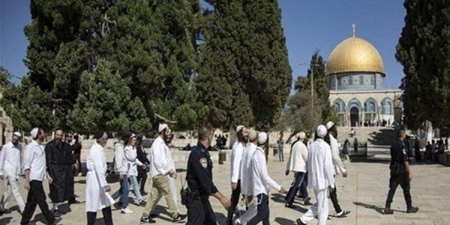 مئات المستوطنين يقتحمون باحات المسجد الأقصى بحماية شرطة الاحتلال