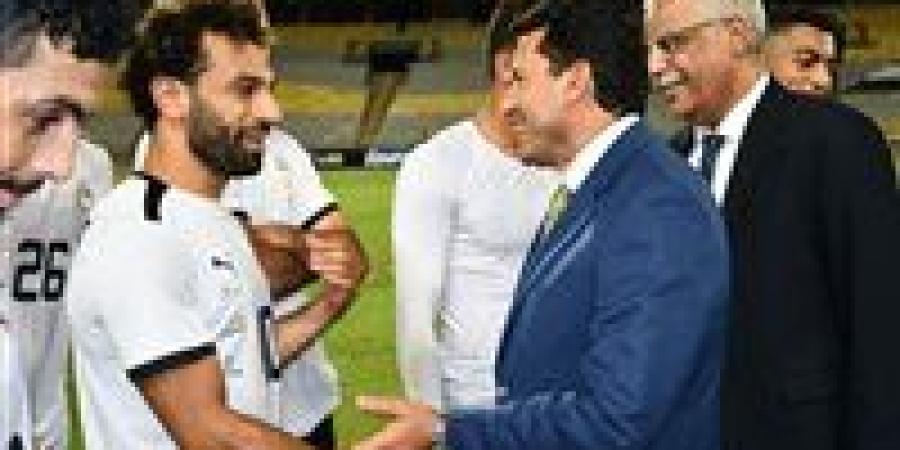 وزير الرياضة يهنئ محمد صلاح بتتويجه هدافًا وأفضل صانع أهداف في الدوري الإنجليزي