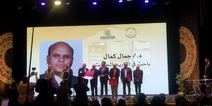 بالصور.. وزير الثقافة يُكرم أعضاء اللجنتين العليا لمشروعي "عاش هنا" و"حكاية شارع" بدار الأوبرا