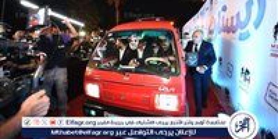 أبطال فيلم "ريستارت" يدخلون على السجادة الحمراء بـ " عربية ربع نقل"