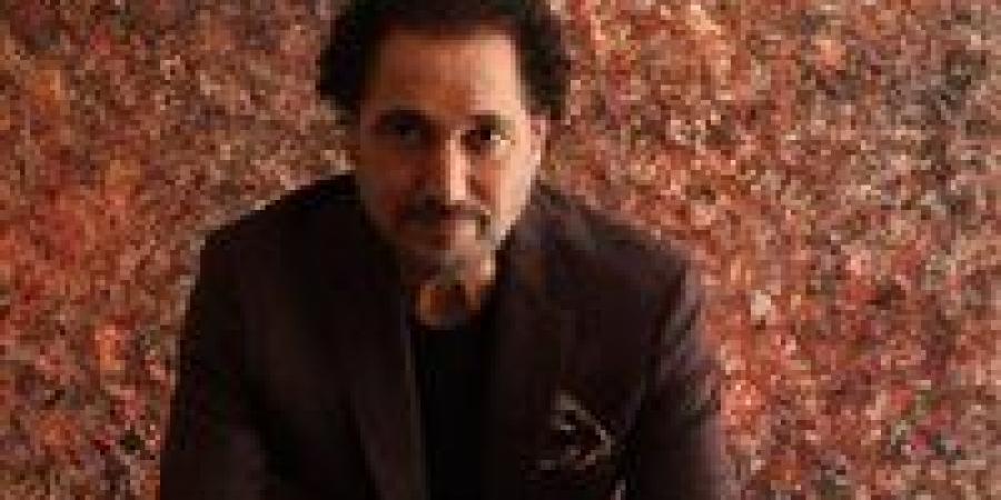 نصير شمة يغني لبغداد ولوحاته تتحول لتصميمات عالمية