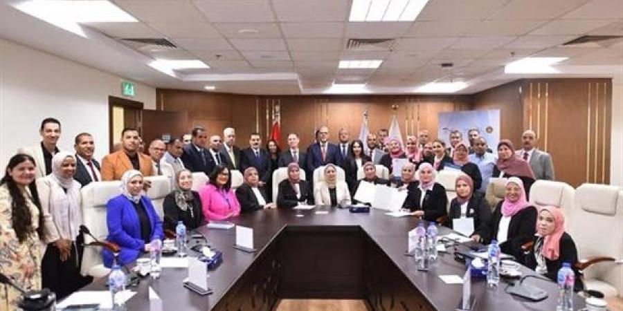 وزير العمل يُسلم شهادات دولية للخريجين من مسؤولي التشغيل بمديريات العمل بالصعيد