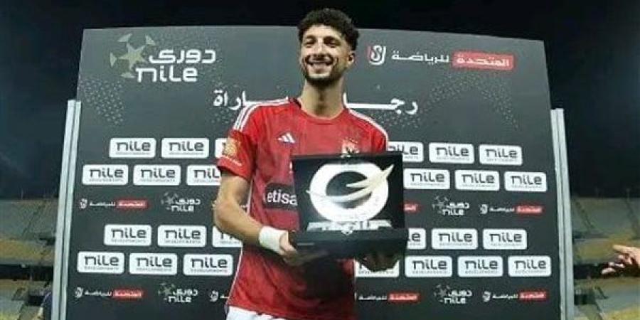 ليلة تتويج الأهلى بالدورى.. وسام أبو على يهدى قميص "السوبر هاتريك" لـ متعب