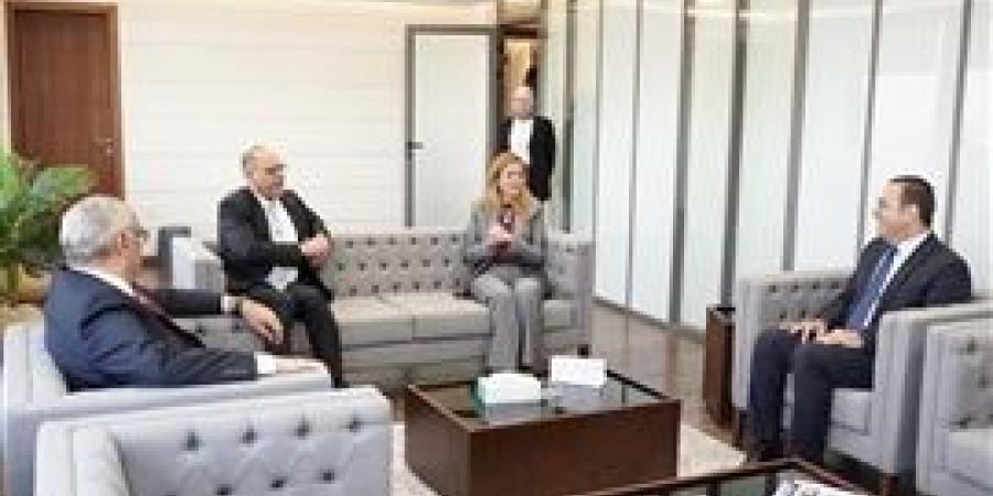 وزير العمل يشارك في المقابلات الشخصية لبرنامج "المرأة تقود للتنفيذيات