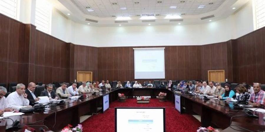 محافظ البحر الأحمر يستعرض الموقف التنفيذي لملفات تقنين وضع اليد والتصالح بمخالفات البناء