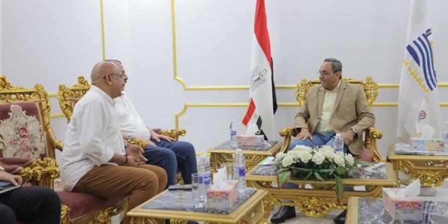 محافظ قنا يستقبل نائب وزير الصحة لبحث تطوير الخدمات الطبية