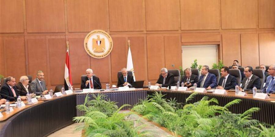 وزير التعليم العالي يوجه بتسويق برامج الجامعات الأهلية لجذب الطلاب الوافدين