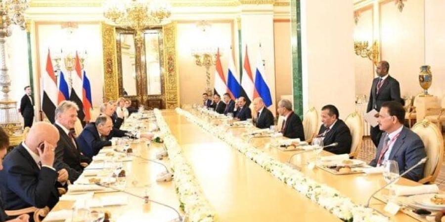 الرئيس بوتين يقيم مأدبة غداء على شرف رئيس مجلس القيادة الرئاسي اليمني