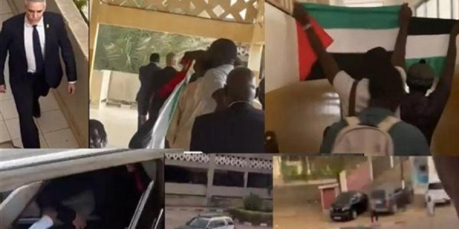 دعما لغـ زة.. طلاب جامعة سنغالية قاموا بطرد سفير إسرائـ يل من الجامعة