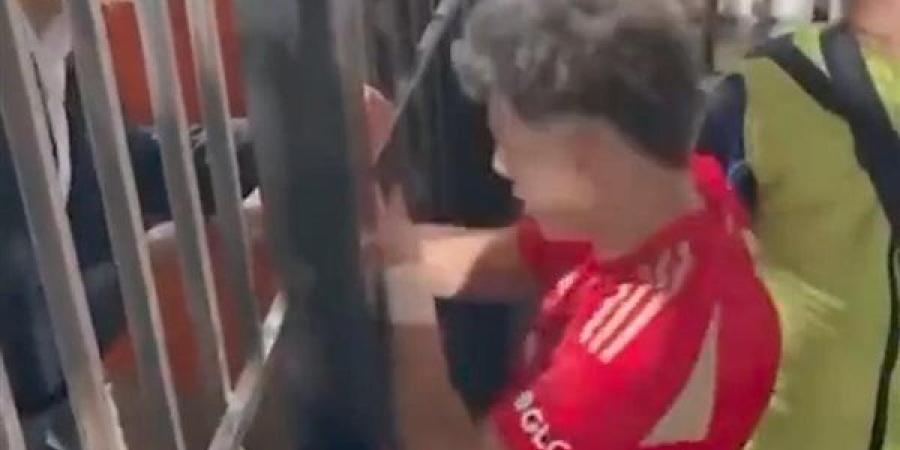 بعد منعه من الدخول.. إمام عاشور يحطم بوابة الملعب (صور)