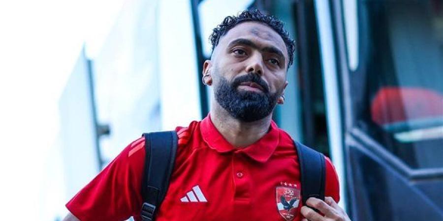 ليلة التتويج بالدوري.. الشحات يحرص على مصافحة لاعبي فاركو