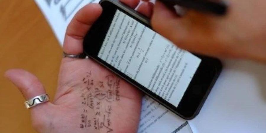 غش بتليجرام وحريق في اللجنة.. ماذا حدث بأول أيام امتحانات الدبلومات اليوم؟